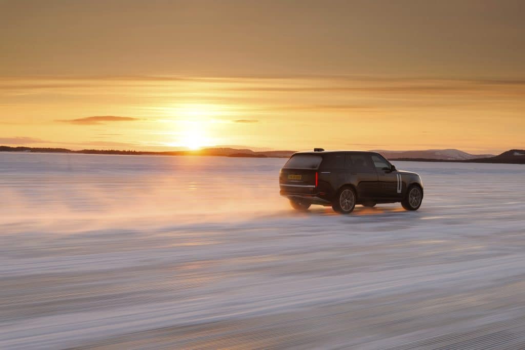 Range Rover Electric utmerker seg i den siste vintertesten 13 RR Electric TD 250425 05